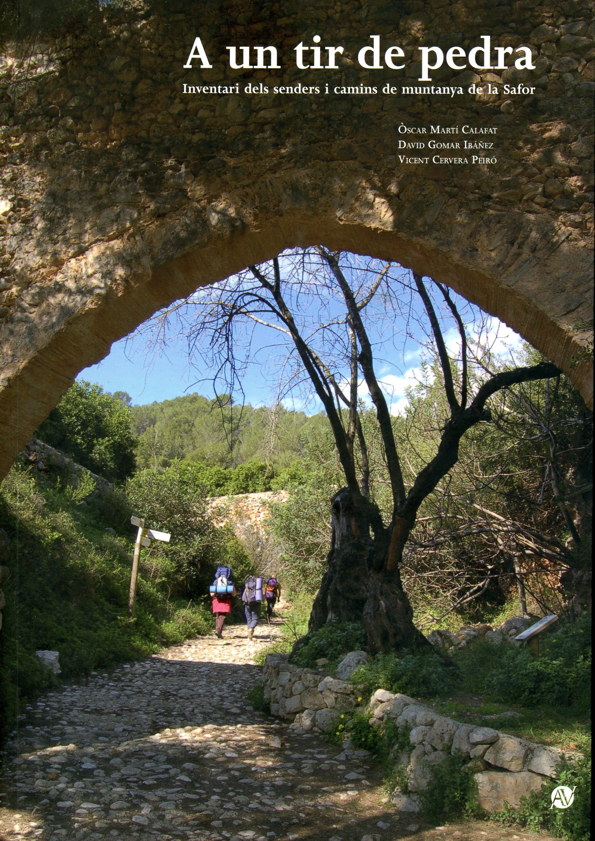 A un tir de pedra : Inventari dels senders i camins de muntanya de la Safor - Portada
